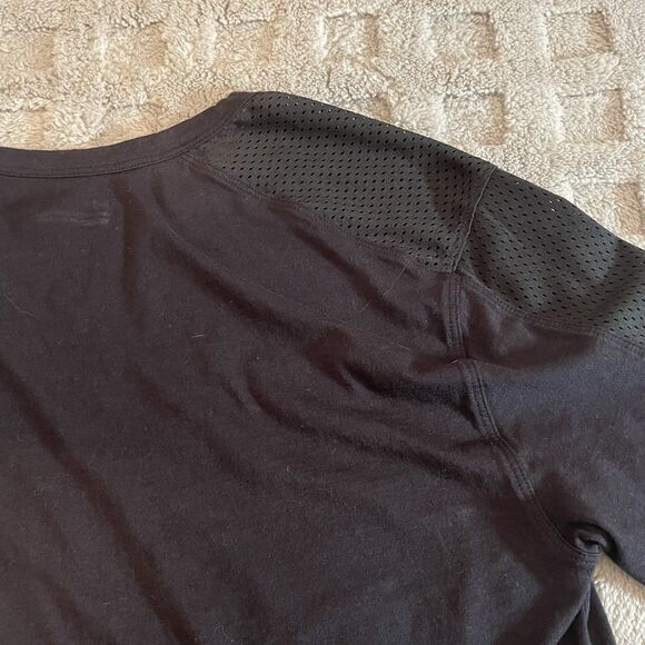 Under Armour Women's Cropped Mesh Long Sleeve Sz M Vented Black and Silver - Picture 11 of 12